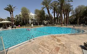 Pool Side Luxury Suite At Royal Park-New Listing